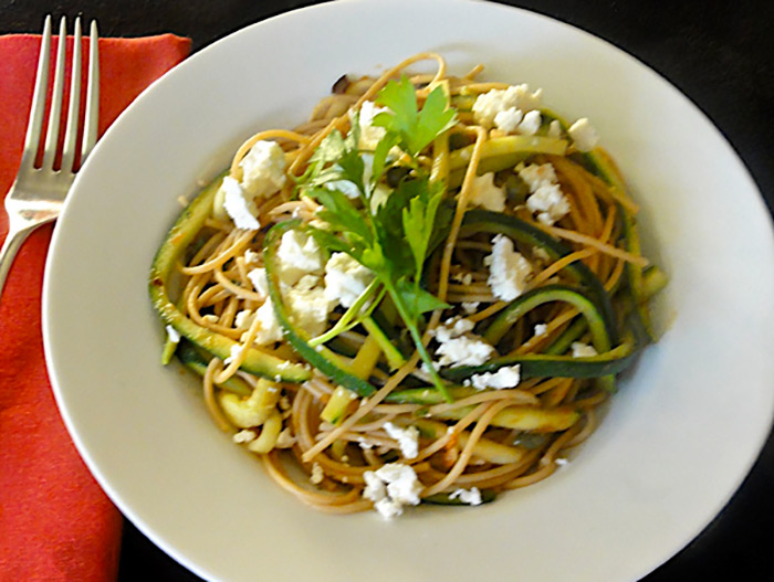 Cuisiner des spaghettis façon Puttanesca aux courgettes