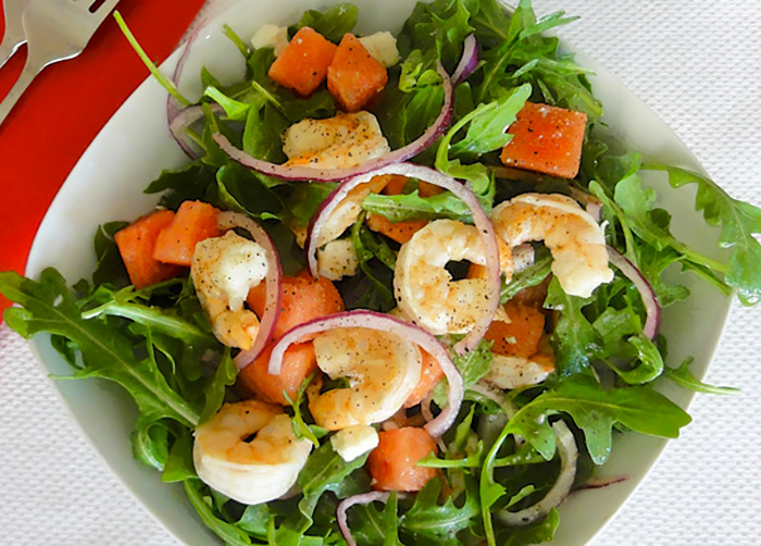 Cuisiner une salade de roquette, crevettes et pastèque